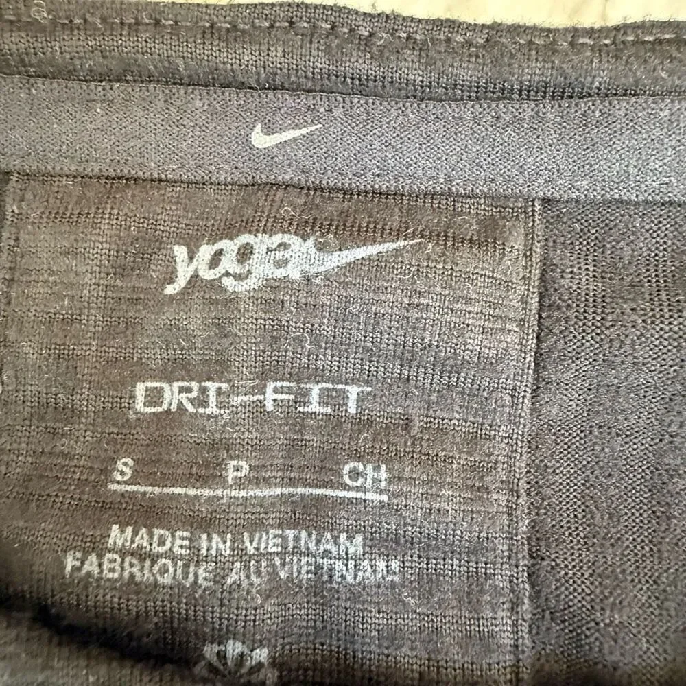 Nike Yoga Long Sleeve Top Mens Black Dri Fit Thumbholes textured size S NWT